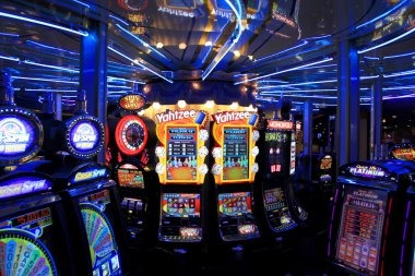 Live Free Bet Blackjack table on sultantoto alternatif showing dealer and player cards with multi-camera view