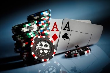 Dealer card reveal moment Live dealer revealing cards during Free Bet Blackjack round