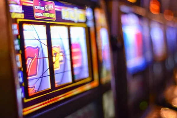 Live Qiu Qiu dealer displaying tile pairs during game on sultantoto alternatif broadcast